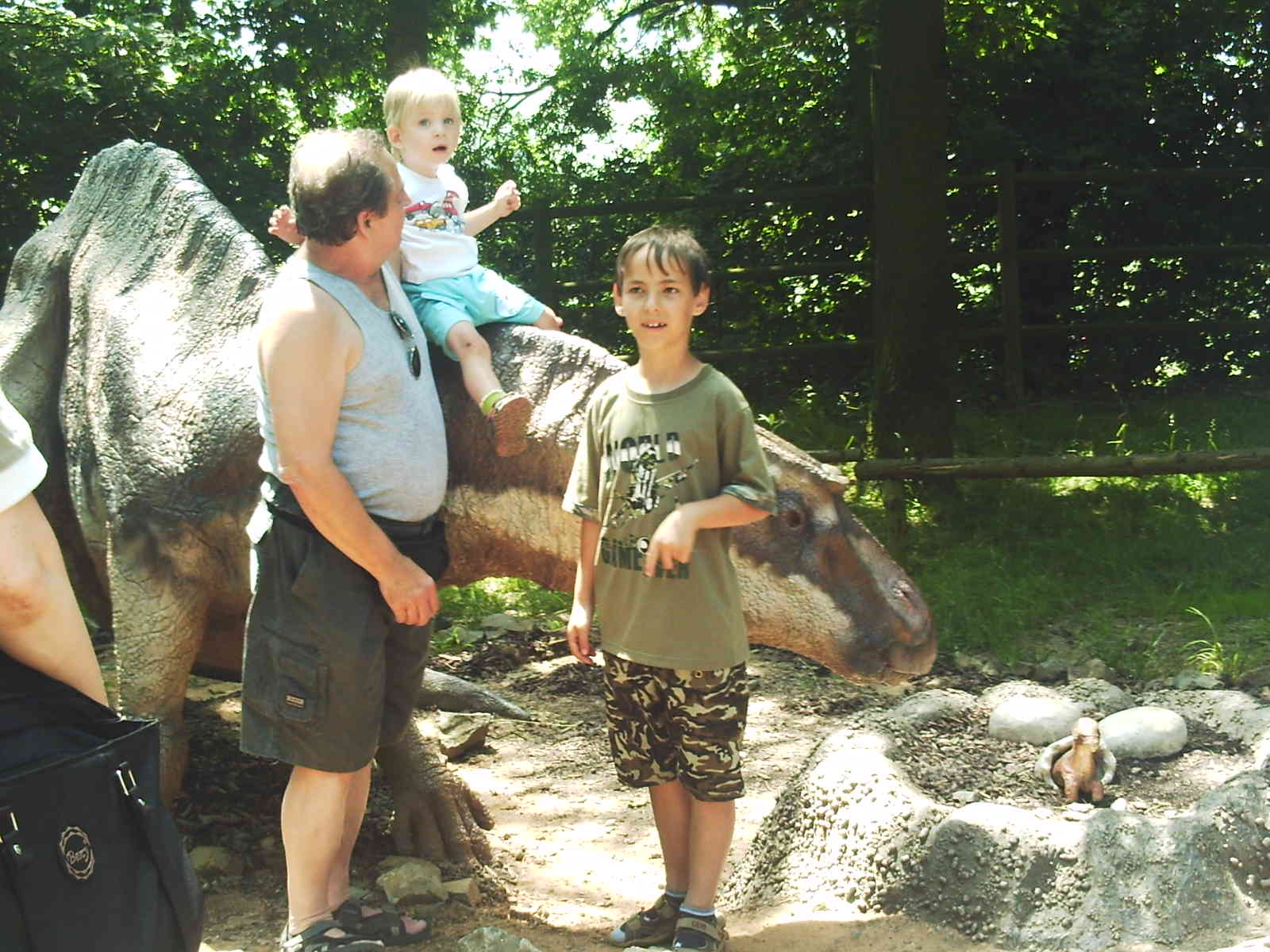  děda,  Luky Mira  s dinosaurem